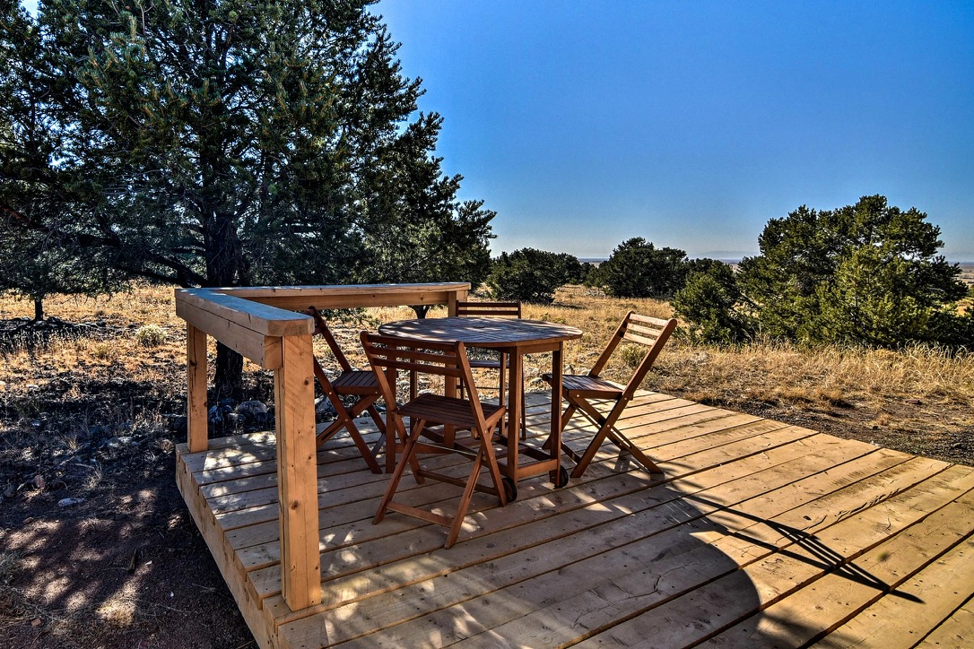 Outdoor dining deck