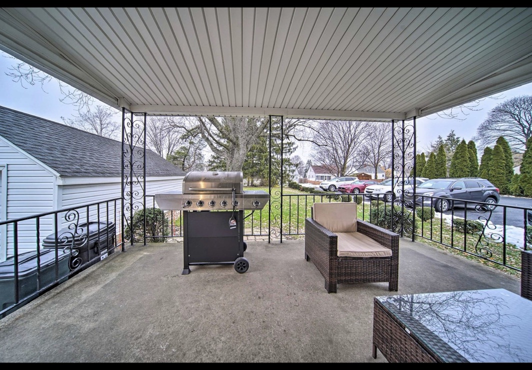 Covered back deck with grill